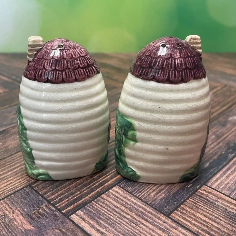 Vintage 1940s Murutomoware Bee Hive Cottage Salt & Pepper Shakers